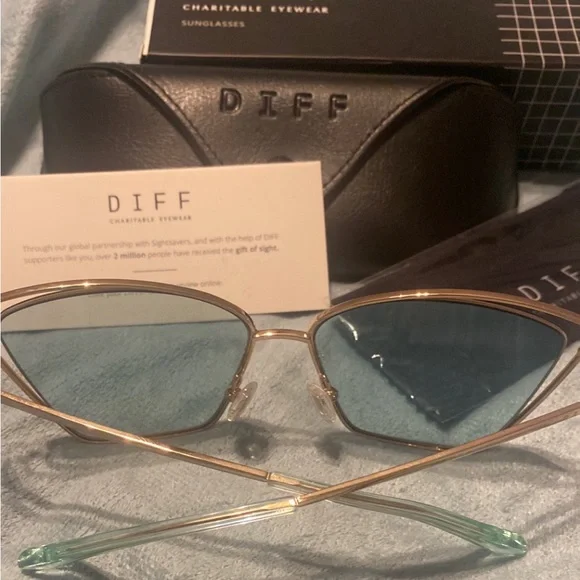 NWT Beautiful Gold Toned Clear Blue CatEye DIFF EYEWEAR  display picture 3